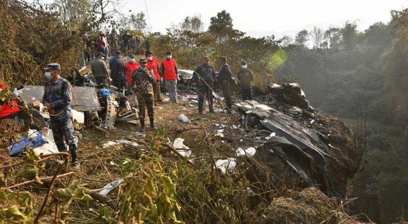 Militares e voluntários ajudam no resgate das vítimas da queda de avião no Nepal