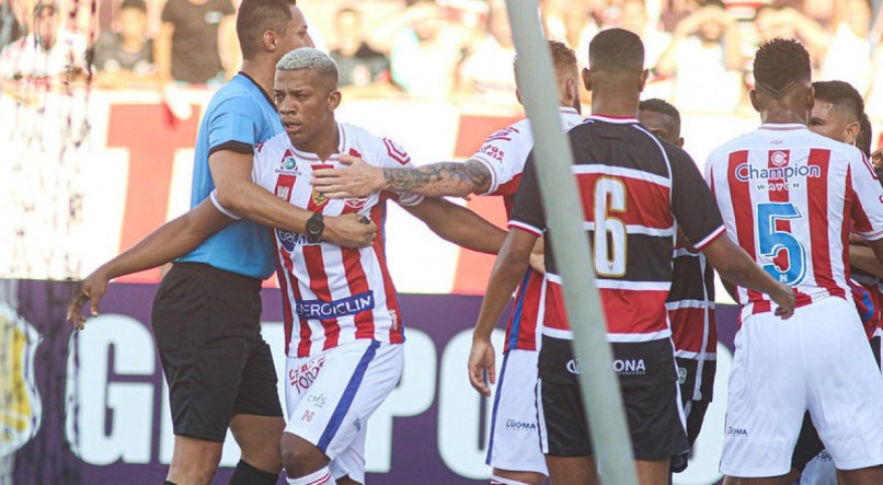 Júlio levou cartão amarelo por provocar a torcida do Santa Cruz após gol do Náutico