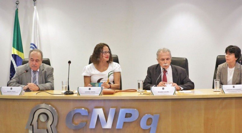 Ministra da Ciência, Tecnologia e Inovação, Luciana Santos, participou de evento de nomeação do físico Ricardo Galvão como novo presidente do Conselho Nacional de Desenvolvimento Científico e Tecnológico (CNPq)