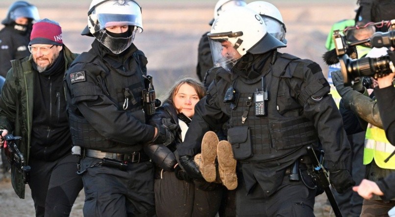 Greta Thunberg sendo presa na Alemanha