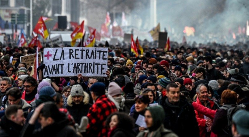 Protestos tomam a Fran&ccedil;a por conta da reforma da previd&ecirc;ncia