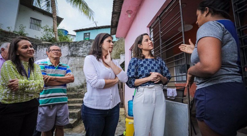 A governadora Raquel Lyra e a vice-governadora Priscila Krause visitaram moradores do Alto do Refúgio, em Nova Descoberta