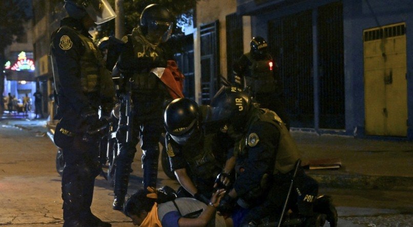 Confronto entre policiais e manifestantes em Lima, capital do Peru