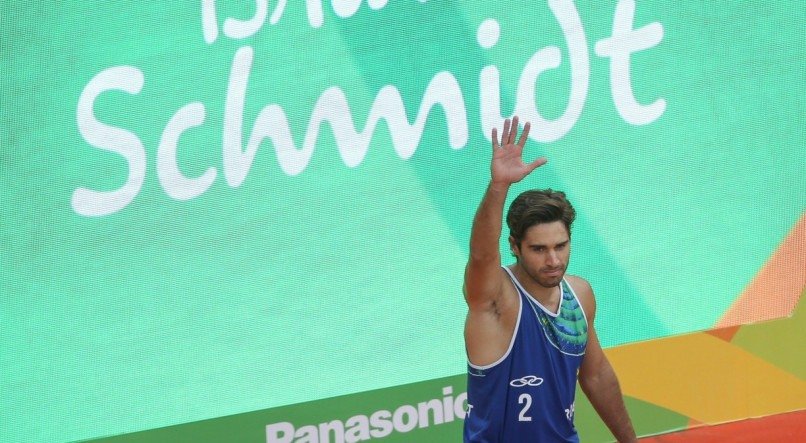 Baixinho”, Bruno Schmidt é eleito o melhor jogador de vôlei de praia do  mundo em 2015 — Rede do Esporte