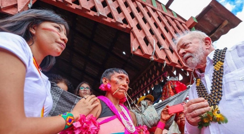 Lula visitou aldeia Yanomami, em Roraima, no sábado (21)