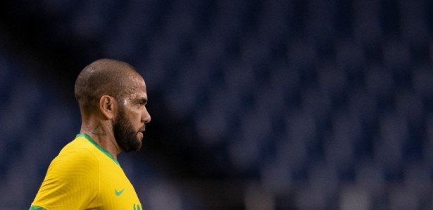 DANIEL ALVES RECEBE FORTUNA MESMO PRESO: Veja valores que o jogador vem recebendo por m&ecirc;s