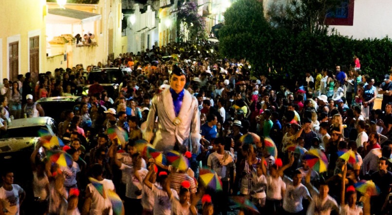CARNAVAL Boneco do John Travolta nas prévias do Carnaval de Olinda, em 2014