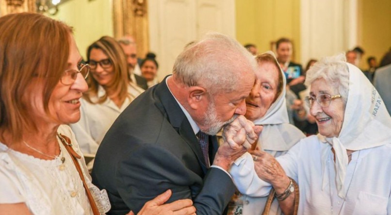 Em primeira viagem internacional como presidente pela terceira vez, Lula se encontrou com as Mães e Avós da Praça de Maio 