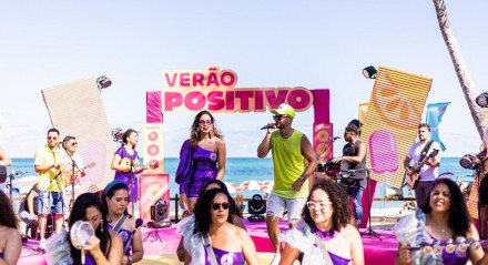 Bateria Sambadeiras e Grupo Afinasamba juntos no palco do Verão Positivo 2023 na Casa de Verão da TV Jornal em Tamandaré.