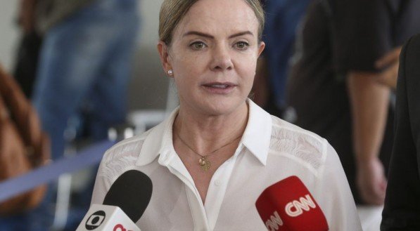 Gleisi Hoffmann nega confronto com Haddad e diz que o ministro está correto em mediar com o mercado a reoneração dos combustíveis
