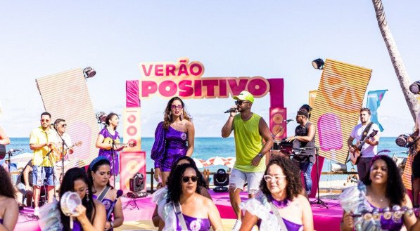 Bateria Sambadeiras e Grupo Afinasamba juntos no palco do Verão Positivo 2023 na Casa de Verão da TV Jornal em Tamandaré.