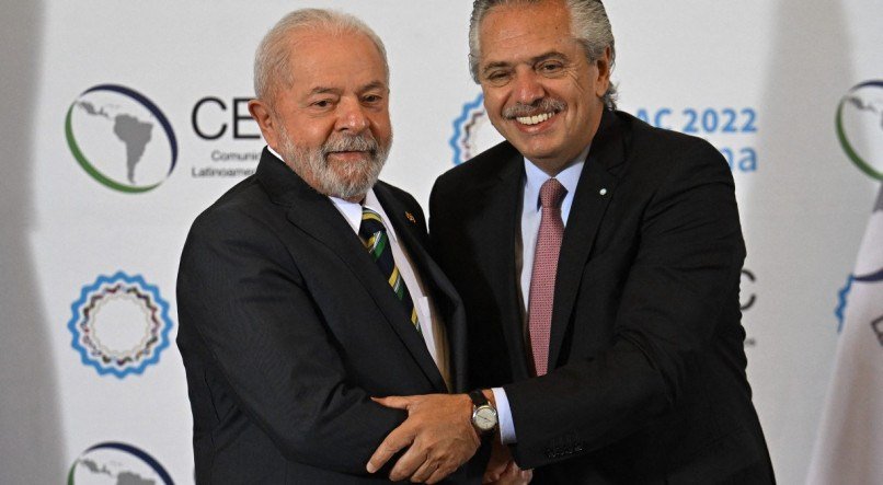 Fernández e Lula na abertura da Cúpula de presidentes da Comunidade de Estados Latino-Americanos e Caribenhos (Celac), em Buenos Aires