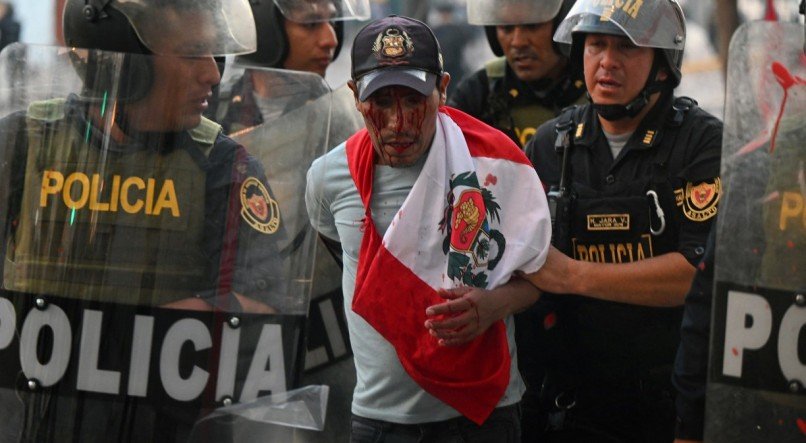 Manifestantes entram em conflito com a polícia pedindo a renúncia da presidenta do Peru