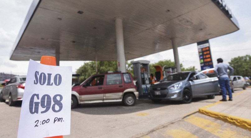 Peruanos correm para os postos para abastecer os veículos antes que os combustíveis se esgotem no país