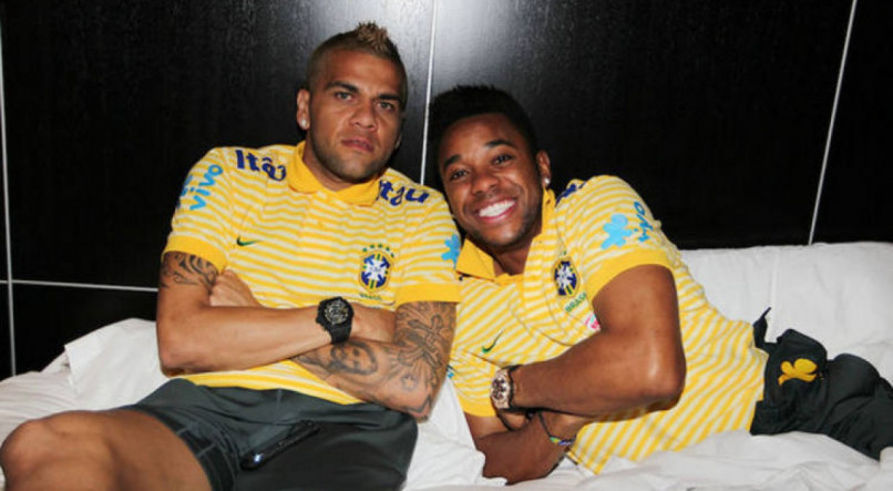 Acusados por crime sexual, Daniel Alves e Robinho foram companheiros na seleção brasileira