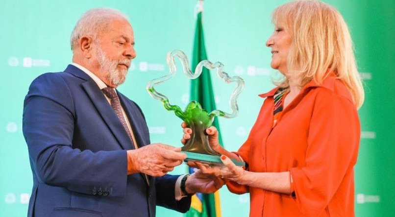 Lula recebeu da prefeita da capital uruguaia, Carolina Cosse, a medalha Más Verde, em reconhecimento aos esforços feitos pelas suas gestões em defesa do meio ambiente