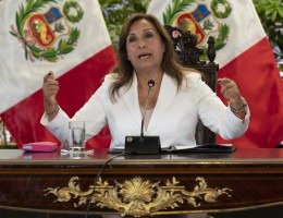 Congresso peruano destitui a presidente Dina Boluarte em meio a onda de criminalidade