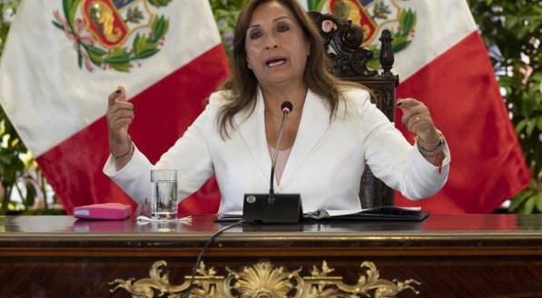 Dina Boluarte assumiu cargo em dezembro de 2022 ap&oacute;s a destitui&ccedil;&atilde;o do ent&atilde;o presidente Pedro Castillo, de quem era vice