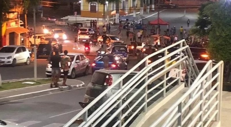 Vítimas foram mortas a tiros ao lado de uma venda de espetinhos no Centro de São João. Câmeras de segurança ajudaram na investigação 