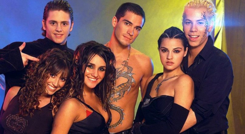 M&Uacute;SICA RBD foi formado em 2004 por Alfonso Herrera, Anah&iacute;, Christian Ch&aacute;vez, Christopher von Uckermann, Dulce Mar&iacute;a e Maite Perroni.