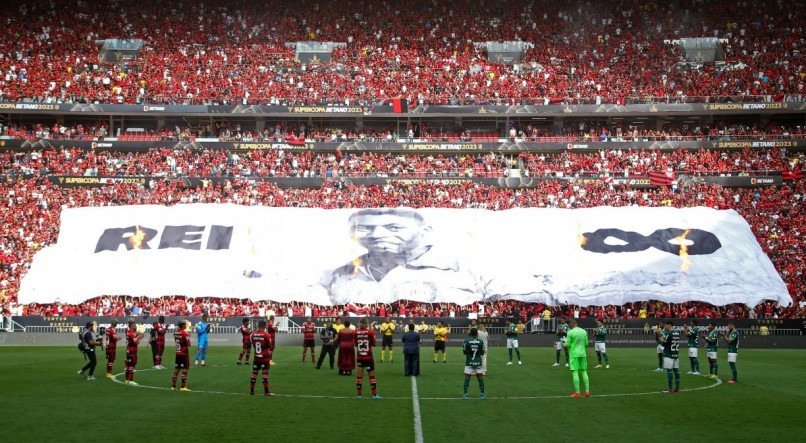 Pel&eacute; foi homenageado antes da final da Supercopa do Brasil entre Palmeiras x Flamengo, no est&aacute;dio Man&eacute; Garrincha, em Bras&iacute;lia