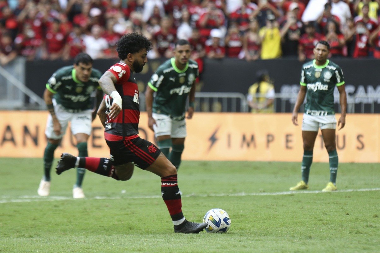 Palmeiras e Flamengo começam 2023 engordando o caixa com a