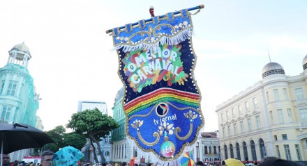 Troça carnavalesca da TV Jornal leva frevo e alegria ao Marco Zero