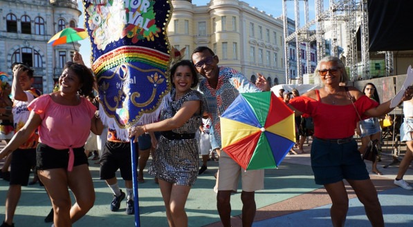 Tro&ccedil;a carnavalesca da TV Jornal leva frevo e alegria ao Marco Zero