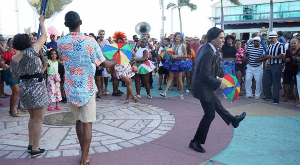Tro&ccedil;a carnavalesca da TV Jornal leva frevo e alegria ao Marco Zero