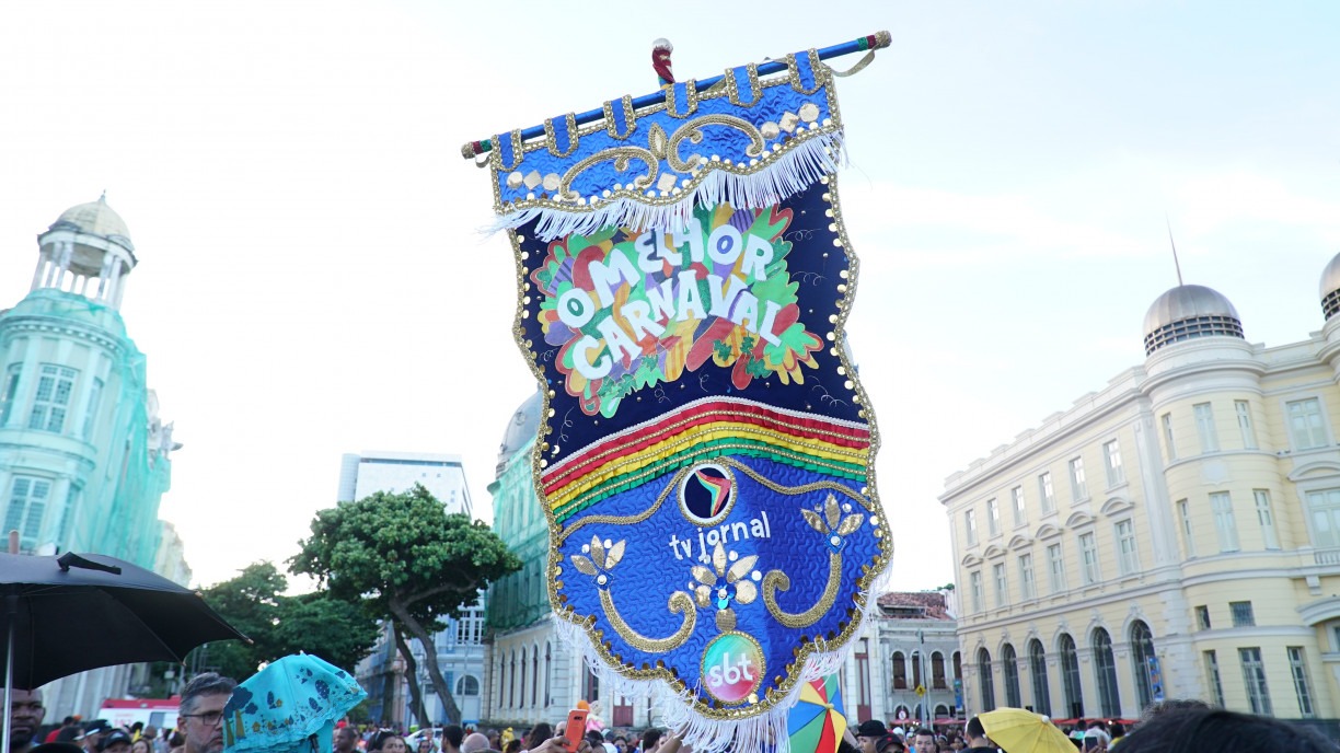 Troça Carnavalesca da TV Jornal agita público no Recife Antigo levando o Melhor Carnaval. Confira