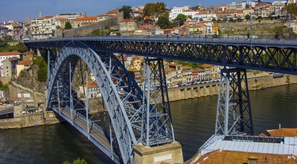 Ponte D. Lu&iacute;s cruza o rio Douro, na cidade do Porto, em Portugal