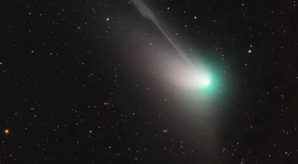 O cometa verde tem em torno de 1 quilômetro de diâmetro e passará a uma distância de 42 mil quilômetros da Terra