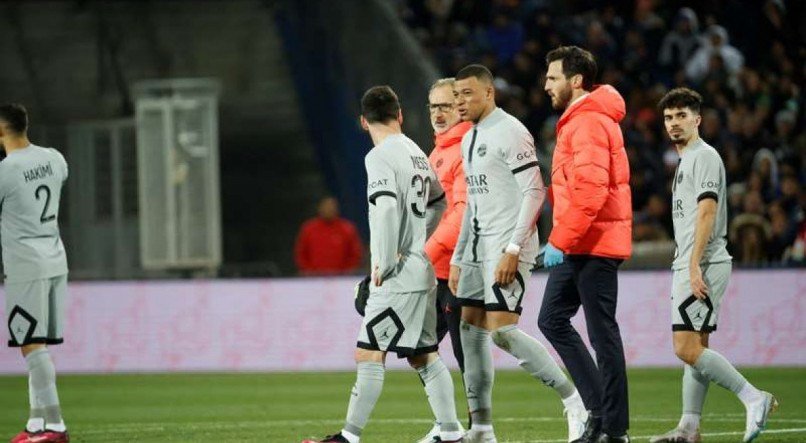 Mbappé sente lesão durante partida do PSG contra o Montpellier, pelo Campeonato Francês