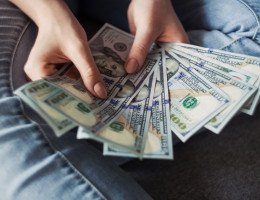 Moraes manda investigar compra e venda de dólares no dia do tarifaço de Trump