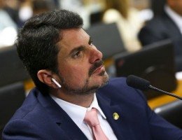 Marcos do Val contraria medidas do STF e mostra tornozeleira eletrônica em live