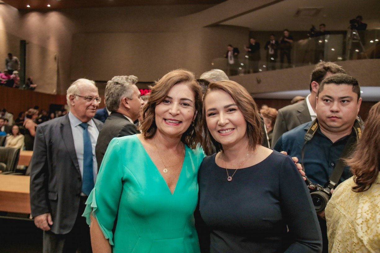 As deputadas Simone Santana e Débora Almeida em cerimônia de posse na Assembleia Legislativa Deyvid França/DIVULGAÇÃO