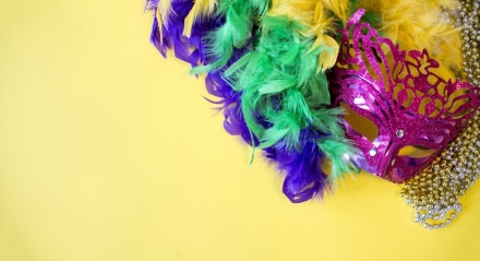 Serpentina, confete e fantasias dão cor à época e animam as multidões no Carnaval