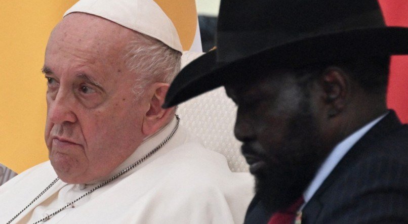 O papa Francisco ao lado do presidente do Sudão do Sul, Salva Kiir