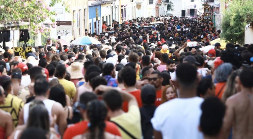 Pr&eacute;vias do Carnaval 2023 lotam as ladeiras de Olinda

