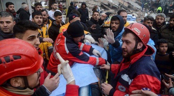 Resgate de v&iacute;timas ap&oacute;s terremoto na Turquia