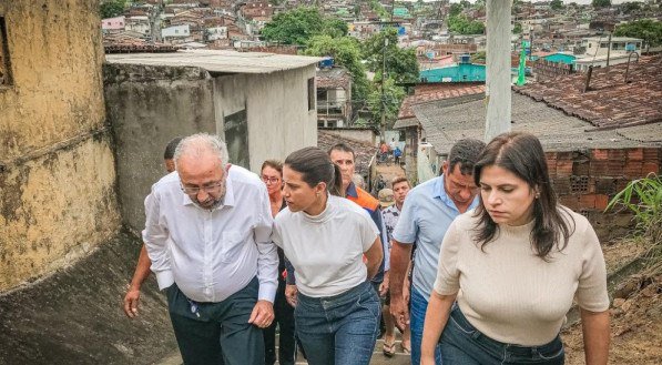 CHUVA EM PERNAMBUCO: Raquel Lyra visita local onde jovem morreu em Olinda e promete ação conjunta com prefeituras
