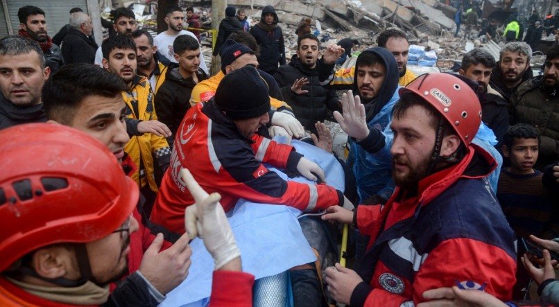 Bombeiros fazem resgate de vítimas após terremoto na Turquia