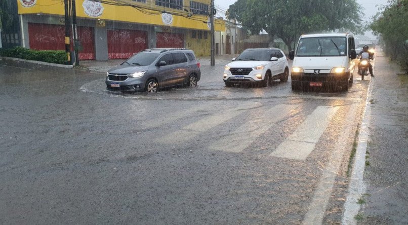 Apac emitiu alerta de chuvas no Recife na noite deste domingo (28) e ao longo desta segunda-feira (29)