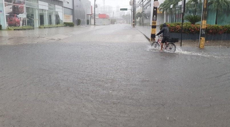 Alagamento na Imbiribeira, na Zona Sul do Recife