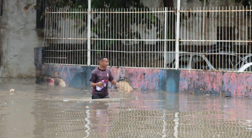 Pedestre com água quase na cintura teve muita dificuldade na PE-15
