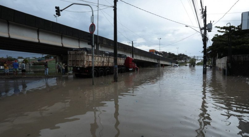 Chuvas e alagamento no Grande Recife nesta sexta-feira