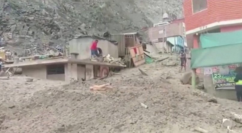 Deslizamento no Peru deixa 15 mortos, 20 feridos e dois desaparecidos. As autoridades temem que os números sejam maiores, enquanto os desabrigados são contados aos milhares