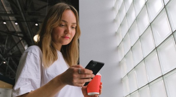SÍNDROME DE TEXT NECK: Veja 4 hábitos simples que podem proteger seu pescoço do uso frequente do celular