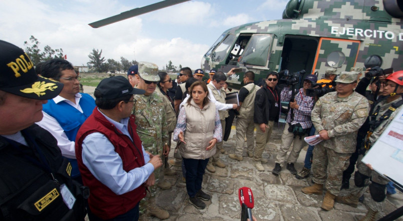 Presidente do Peru Dina Boluarte visitou a região de Arequipa (sul), onde violentos deslizamentos de terra provocaram 15 mortes e milhares de atingidos