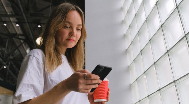 Hoje em dia, as pessoas usam o celular frequentemente